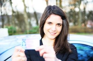 ührerscheinanträge anlegen, Daten erfassen, prüfen – Beim Thema Fahrerlaubnis wünschen sich die Bürgerinnen und Bürger eine zügige Bearbeitung ihrer Anliegen. Symbolbild: Eine junge Frau hält den Füherschein lächeln vor sich