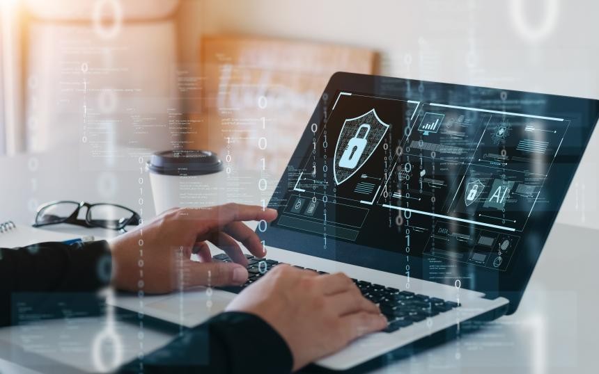 Konkrete Tipps für Kommunen: So können Sie sich vor Hackerangriffen schützen Symbolbild Cybersicherheit: Laptop mit Schloss-Symbol
