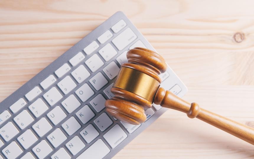 Gesetze und Verordnungen zum Schutz kritischer Infrastrukturen Symbolbild IT und Gesetz: Tastatur und Richterhammer