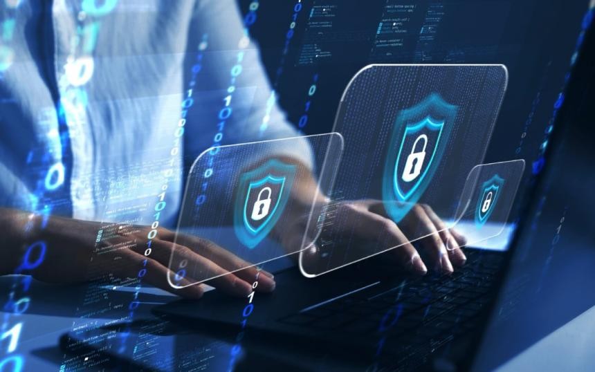 Hände auf Tastatur liegend davor Symbole mit geschlossenen Schlössern