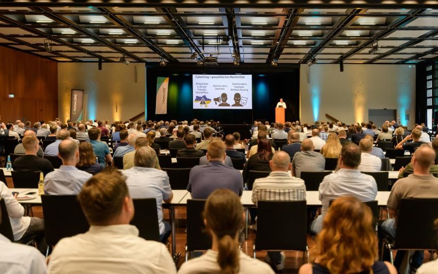 Andreas Pelzner (Mitglied des Vorstands Komm.ONE) bei seiner Keynote auf dem 3. Cybersecurity-Tag der Komm.ONE Andreas Pelzner bei seiner Keynote