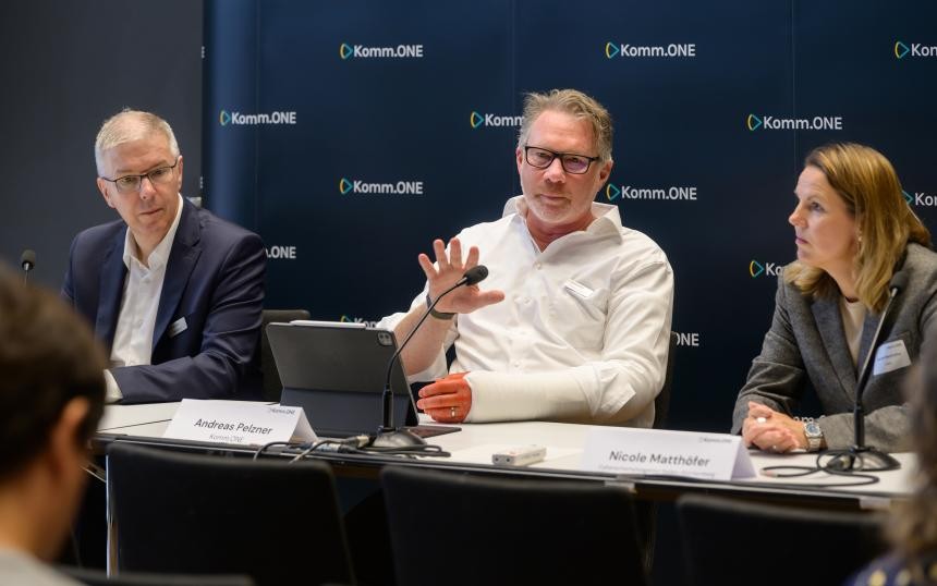 von rechts nach links: Uwe Sehner (Centerleiter Architektur, Informationssicherheit & Datenschutz Komm.ONE), Andreas Pelzner (Vorstandsmitglied Komm.ONE) und Nicole Matthöfer (Präsidentin CSBW) bei den Pressegesprächen Uwe Sehner, Andreas Pelzner und Nicole Matthöfer bei den Pressegesprächen