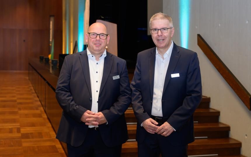 Moderator Andy LaVitte mit Centerleiter Architektur, Informationssicherheit & Datenschutz Uwe Sehner Andy LaVitte und Uwe Sehner