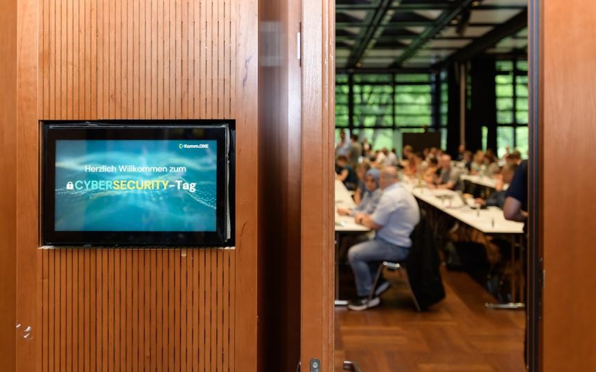 3. Cybersecurity-Tag der Komm.ONE Blick in den großen Saal 3. Cybersecurity-Tag der Komm.ONE Blick in den großen Saal