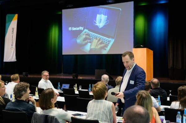 Peter Debus, IT-Security-Experte und Speaker, bei seinem Vortrag Peter Debus, IT-Security-Experte und Speaker, bei seinem Vortrag