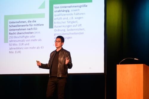 Prof. Dr. Dennis-Kenji Kipker, wissenschaftlicher Direktor des cyberintelligence.institute in Frankfurt a.M., Vorstand der Strategieberatungsgesellschaft CERTAVO AG, bei seinem Vortrag Prof. Dr. Dennis-Kenji Kipker, wissenschaftlicher Direktor des cyberintelligence.institute in Frankfurt a.M., Vorstand der Strategieberatungsgesellschaft CERTAVO AG, bei seinem Vortrag