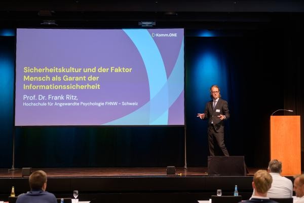 Prof. Dr. Frank Ritz von der Hochschule für Angewandte Psychologie FHNW bei seinem Vortrag Prof. Dr. Frank Ritz bei seinem Vortrag