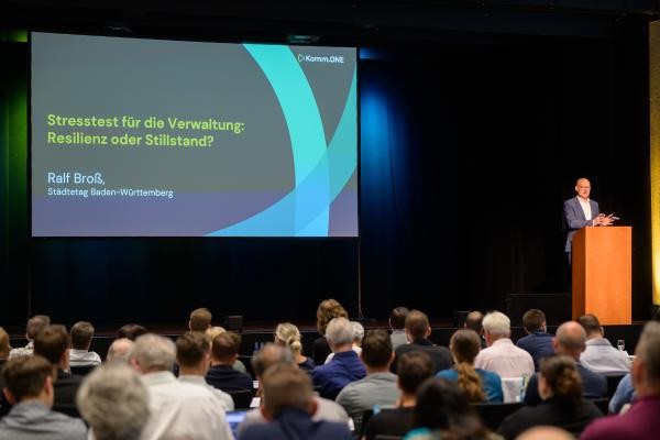 Ralf Broß, Geschäftsführendes Vorstandsmitglied des Städtetages BW, bei seiner Keynote Ralf Broß, Geschäftsführendes Vorstandsmitglied des Städtetages BW, bei seiner Keynote