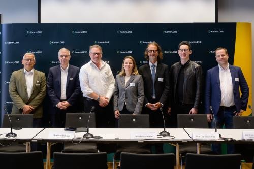 Auf dem Bild von rechts nach links: Peter Debus, IT-Security-Experte und Speaker, Prof. Dr. jur. Dennis-Kenji Kipker, wissenschaftlicher Direktor des cyberintelligence.institute in Frankfurt a.M., Vorstand der Strategieberatungsgesellschaft CERTAVO AG, Prof. Dr. Frank Ritz, Hochschule für Angewandte Psychologie FHNW, Schweiz, Nicole Matthöfer, die Präsidentin der Cybersicherheitsagentur Baden-Württemberg (CSBW), Andreas Pelzner, Mitglied des Vorstands der Komm.ONE, Uwe Sehner Centerleiter Architektur, Informationssicherheit & Datenschutz, Dr. Gamal Morsi, Pressesprecher der Komm.ONE und Moderator der Pressegespräche Auf dem Bild von rechts nach links: Peter Debus, IT-Security-Experte und Speaker, Prof. Dr. jur. Dennis-Kenji Kipker, wissenschaftlicher Direktor des cyberintelligence.institute in Frankfurt a.M., Vorstand der Strategieberatungsgesellschaft CERTAVO AG, Prof. Dr. Frank Ritz, on der Hochschule für Angewandte Psychologie FHNW, Schweiz, Nicole Matthöfer, die Präsidentin der Cybersicherheitsagentur Baden-Württemberg (CSBW), Andreas Pelzner, Mitglied des Vorstands der Komm.ONE, Uwe Sehner Centerleiter Architektur, Informationssicherheit & Datenschutz, Dr. Gamal Morsi, Pressesprecher der Komm.ONE und Moderator der Pressegespräche