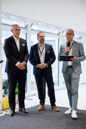 Begrüßung die Teilnehmerinnen und Teilnehmer der Dialogtage, v.l.n.r. Bernd Krakau, Geschäftsleiter und Chief Operation Officer der Komm.ONE; Frank Kämmle, Centerleitung Mitglieder- und Kundenmanagement, William Schmitt, Vorstandsvorsitzender der Komm.ONE Begrüßung die Teilnehmerinnen und Teilnehmer der Dialogtage, v.l.n.r. Bernd Krakau, Geschäftsleiter und Chief Operation Officer der Komm.ONE; Frank Kämmle, Centerleitung Mitglieder- und Kundenmanagement, William Schmitt, Vorstandsvorsitzender der Komm.ONE