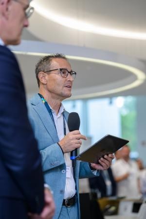 Begrüßung die Teilnehmerinnen und Teilnehmer der Dialogtage, v.l.n.r. Bernd Krakau, Geschäftsleiter und Chief Operation Officer der Komm.ONE; Frank Kämmle, Centerleitung Mitglieder- und Kundenmanagement, William Schmitt, Vorstandsvorsitzender der Komm.ONE Begrüßung die Teilnehmerinnen und Teilnehmer der Dialogtage, v.l.n.r. Bernd Krakau, Geschäftsleiter und Chief Operation Officer der Komm.ONE; Frank Kämmle, Centerleitung Mitglieder- und Kundenmanagement, William Schmitt, Vorstandsvorsitzender der Komm.ONE