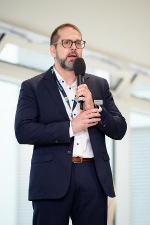 v.l.n.r.: Frank Kämmle, Centerleitung Mitglieder- und Kundenmanagement, William Schmitt, Vorstandsvorsitzender der Komm.ONE, Bernd Krakau, Geschäftsleiter und Chief Operation Officer der Komm.ONE v.l.n.r.: Frank Kämmle, Centerleitung Mitglieder- und Kundenmanagement, William Schmitt, Vorstandsvorsitzender der Komm.ONE, Bernd Krakau, Geschäftsleiter und Chief Operation Officer der Komm.ONE