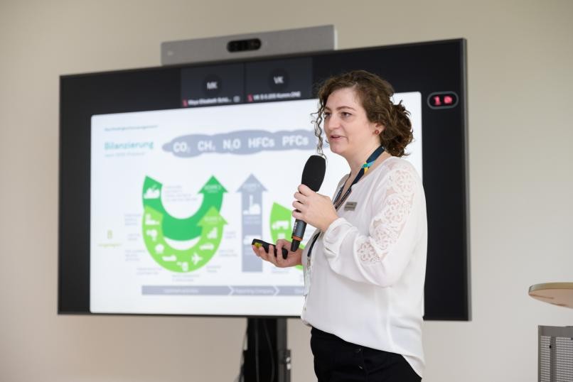 Nachhaltigkiet mit System - Maya Elisabetz Schütz, Nachhaltigkeitsmanagerin der Komm.ONE Nachhaltigkeit mit System - Maya Elisabetz Schütz, Nachhaltigkeitsmanagerin der Komm.ONE