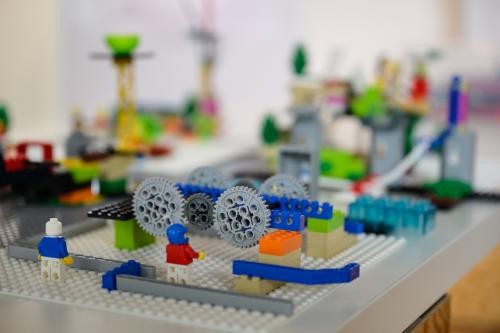 Innovation leicht gemacht: Mit den Händen denken war beim Steckstein-Workshop zur Digitalisierung gefragt. Innovation leicht gemacht: Mit den Händen denken war beim Steckstein-Workshop zur Digitalisierung gefragt.