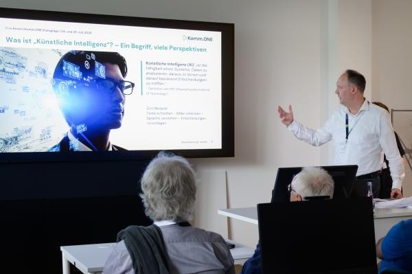 Das Zukunftsthema Künstliche Intelligenz - Hier der Vortrag von Ralph Lichtner, Komm.ONE-Experte für digitale Verwaltung Das Zukunftsthema Künstliche Intelligenz - Hier der Vortrag von Ralph Lichtner, Komm.ONE-Experte für digitale Verwaltung