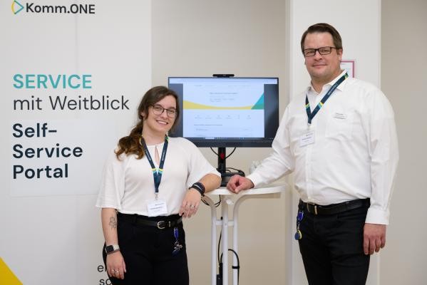 Auch bei Support und Service immer für Mitglieder und Kunden bereit: Hier Andrea Daudrich, Projektmanagerin für Digitalisierung, und Richard Schröder, Leiter des Major Incident-Managements. Auch bei Support und Service immer für Mitglieder und Kunden bereit: Hier Andrea Daudrich, Projektmanagerin für Digitalisierung, und Richard Schröder, Leiter des Major Incident-Managements.