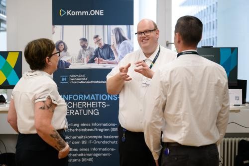 Ein weiteres Topthema war die Cybersicherheit - Hier Tobias Wenninger, Bereichsleiter Services Architektur & Informationssicherheit, im Gespräch Ein weiteres Topthema war die Cybersicherheit - Hier Tobias Wenninger, Bereichsleiter Services Architektur & Informationssicherheit, im Gespräch