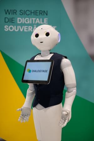 Sprechen, tanzen, umarmen - Roboter Pepper wurde sofort zum Publikumsliebling. Sprechen, tanzen, umarmen - Roboter Pepper wurde sofort zum Publikumsliebling.