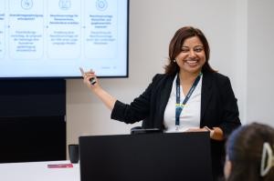 Vidya Munde-Müller, Komm.ONE-KI-Expertin bei Ihrem Workshop Vidya Munde-Müller, Komm.ONE-KI-Expertin bei Ihrem Workshop