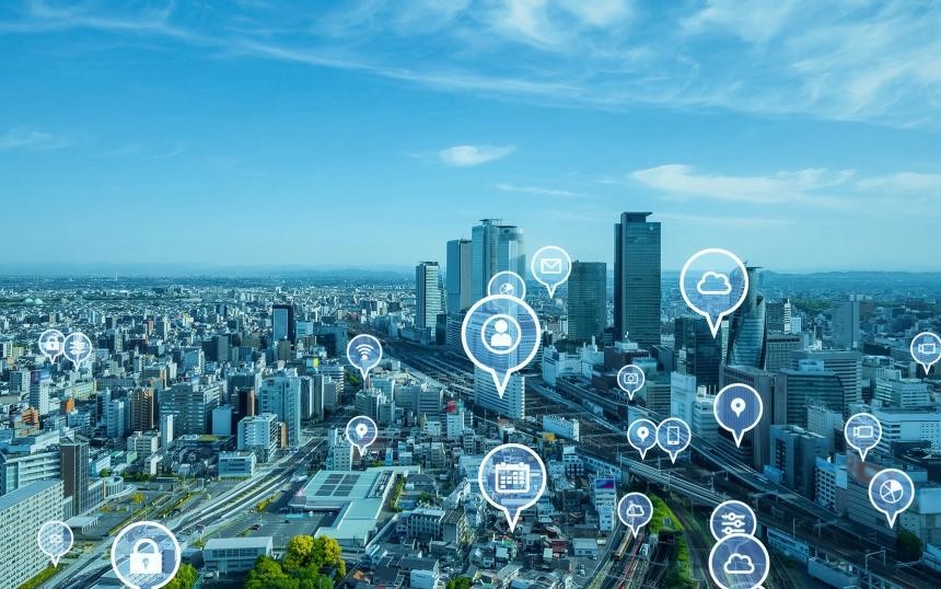 Großstadt mit Hochhäusern und einigen über der Stadt schwebenden Datenpunkten
