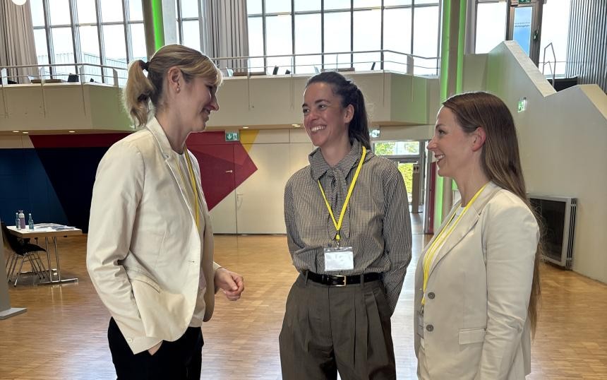 Fachlicher Austausch in den Workshoppausen – Christine Ottmann, Jaqueline Metken und Johanna Leiker von HBSN Fachlicher Austausch in den Workshoppausen – Christine Ottmann, Jaqueline Metken und Johanna Leiker von HBSN