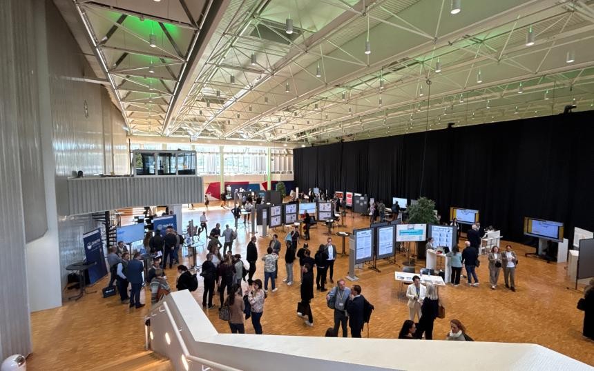 Halle mit den Informationsständen der Klausurtagung in Ulm Halle mit den Informationsständen der Klausurtagung in Ulm