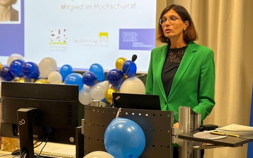 Bürgermeisterin Christine Buchheit Bürgermeisterin Christine Buchheit am Rednerpult