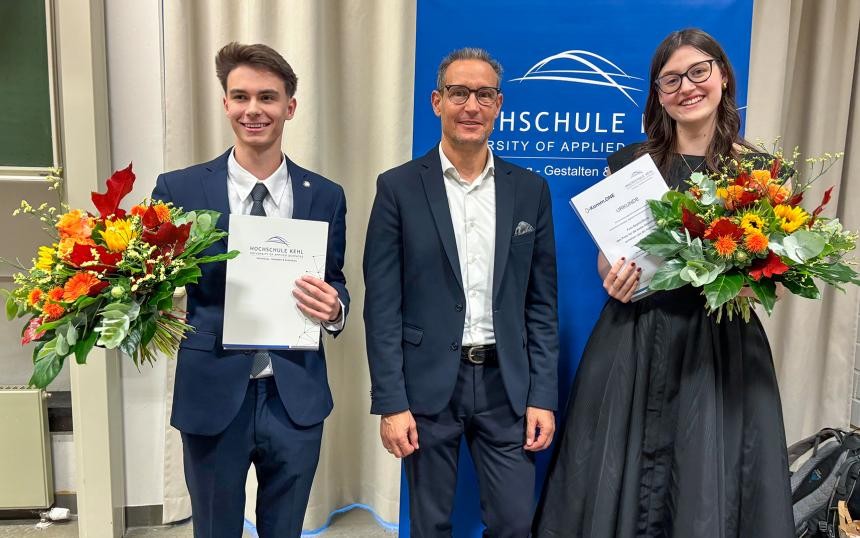 Niklas Nachbauer, William Schmitt und Sophia Blank Die beiden Preisträger mit Blumen und Urkunde, William Schmitt steht in der Mitte