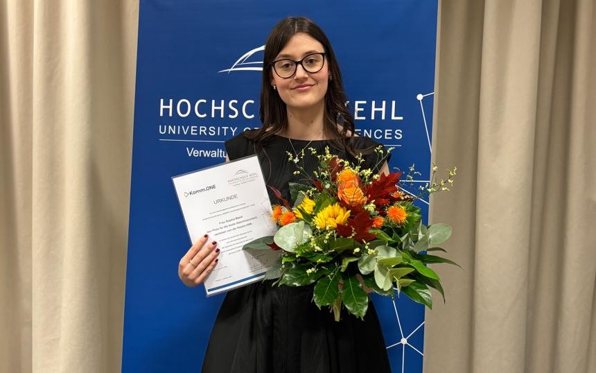 Sophia Blank bei der Preisverleihung Sophia Blank lächelt in die Kamera mit Blumen und Urkunde in der Hand