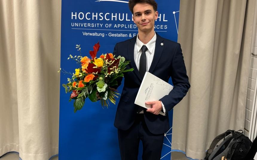 Niklas Nachbauer Niklas Nachbauer mit Zeugnismappe unter dem Arm und Blumen in der Hand