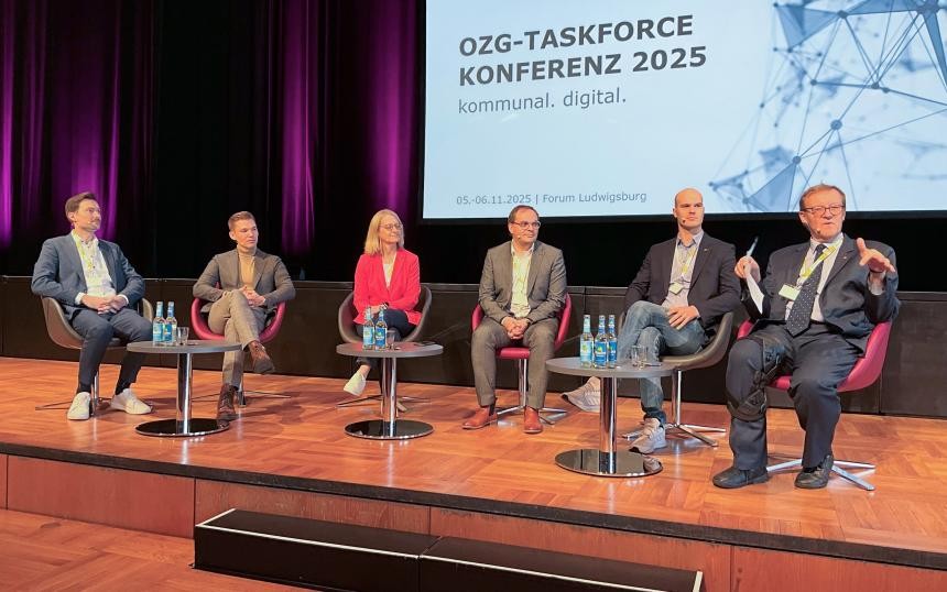 Paneldiskussion „Verwaltungsdigitalisierung quo vadis in 2026?“ v. l. n. r.: MdL Daniel Karrais, Viktor Bauer (SAP), Anke Ullmann (Komm.ONE), OB Florian Kling, MdL Peter Seimer, Prof. Dr. Müller-Török Paneldiskussion „Verwaltungsdigitalisierung quo vadis in 2026?“