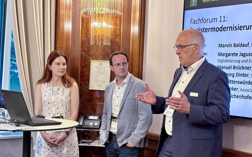 Margarete Jagusch, Manuel Brückner und Dr. Georg Dinter Dr. Georg Dinter spricht, Margarete Jagusch und Manuel Brückner hören zu
