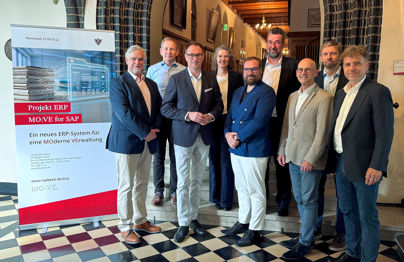 Gruppenfoto: Marian Szymczak, Projektleiter Gunnar Clermont, Bürgermeister Jan Lindenau, Regina Schroeder, Dr. Stefan Ivens, Florian Wildner, Manfred Uhlig, Stephan Schellbach, Andreas Kastner (Kundenmanager der Komm.ONE)